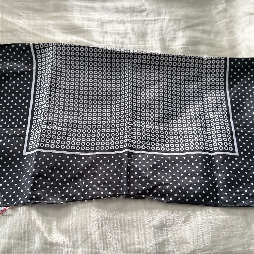 RAIN SCARF, SCOTCHGARD WATER REPELLENT, BLACK & WHITE, 26 X 26 INCHES, POLYESTER